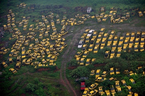 Một bãi đất trống phủ gần kín các xe taxi hết thời hạn sử dụng