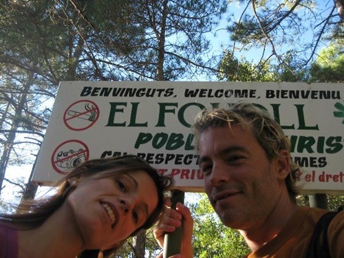 Tấm biển nhắc nhở du khách cởi bỏ quần áo, không hút thuốc và ghi hình khi vào làng