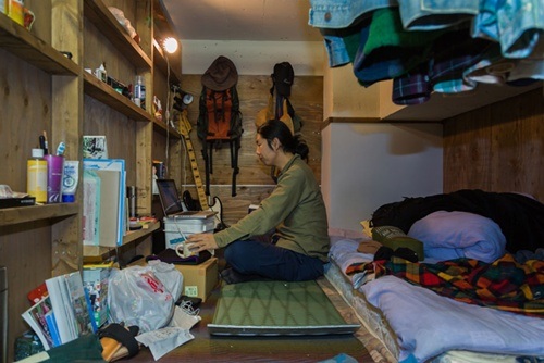 Sốc với những căn phòng siêu chật chội giữa thủ đô hoa lệ - 3 Sốc với những căn phòng siêu chật chội giữa thủ đô hoa lệ