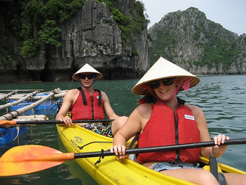 Những môn thể thao mạo hiểm đáng thử dịp hè - 3 Trải nghiệm chèo thuyền kayak ở Vịnh Hạ Long.