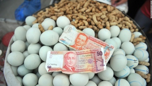 Ẩm thực Việt lại được vinh danh với món "bò cuốn lá lốt" - 3 Balut (trứng vịt lộn), Philippines
