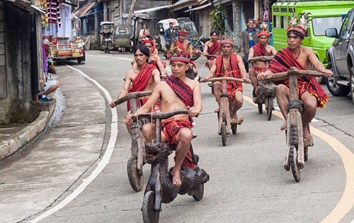 Cuộc đua xe gỗ độc đáo chỉ có ở Philippines - 4 Trên xe không trang bị bất cứ dụng cụ bảo hộ nào
