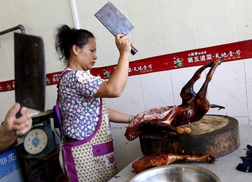 Dư luận phản đối, lễ hội thịt chó vẫn diễn ra sôi nổi - 4 Các quán hàng thịt chó ở Ngọc Lâm vẫn đông khách nườm nượp