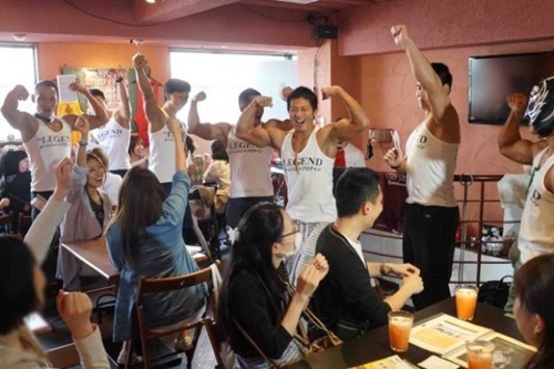 Độc chiêu hút khách nhờ dàn phục vụ "đẹp long lanh" - 4 Các nhân viên phục vụ ở Japan’s Macho