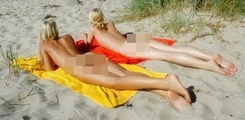 Những cô gái với thân hình nóng bỏng trên bãi biển 