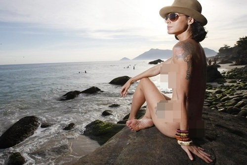 Những cô gái với thân hình nóng bỏng trên bãi biển 