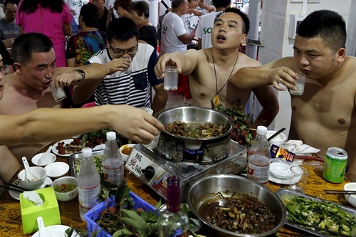 Dư luận phản đối, lễ hội thịt chó vẫn diễn ra sôi nổi - 6 Các bàn tiệc ngày lễ hội chó đông nghẹt khách.