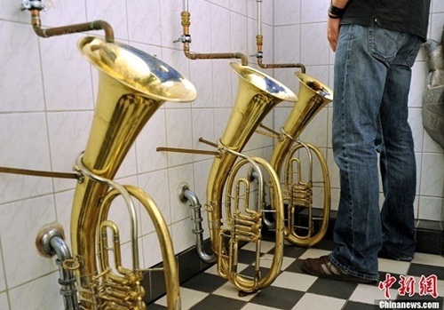 Muôn kiểu nhà vệ sinh độc và lạ nhất hành tinh