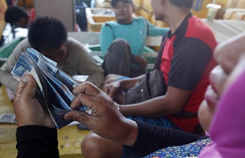 Loạt ảnh cá mập bị cắt vây gây sốc ở Indonesia - 7 Lợi nhuận cao khiến nhiều người bỏ qua luật pháp tiếp tục săn bắt với số lượng lớn.