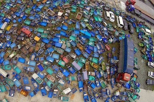 Xe tải chất đống thuộc khu chứa đồ ở Triết Giang.