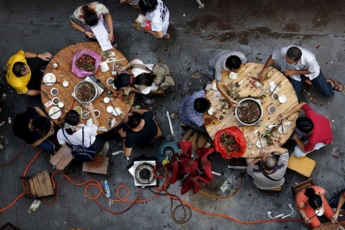 Dư luận phản đối, lễ hội thịt chó vẫn diễn ra sôi nổi - 7 Hàng chục năm nay, người Ngọc Lâm vẫn giữ thói quen ăn thịt chó vào dịp hạ chí.