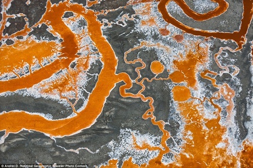 Những bức hình "đẹp nghẹt thở" của tự nhiên - 8 Những cánh đồng muối chụp tại Bắc California ở độ cao 120m. Ảnh: Andrei D./National Geographic.