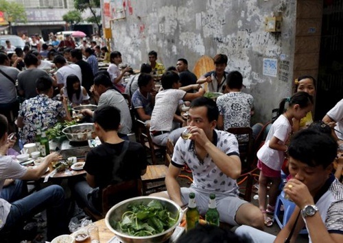 Dư luận phản đối, lễ hội thịt chó vẫn diễn ra sôi nổi - 8 Hàng chục năm nay, người Ngọc Lâm vẫn giữ thói quen ăn thịt chó vào dịp hạ chí.