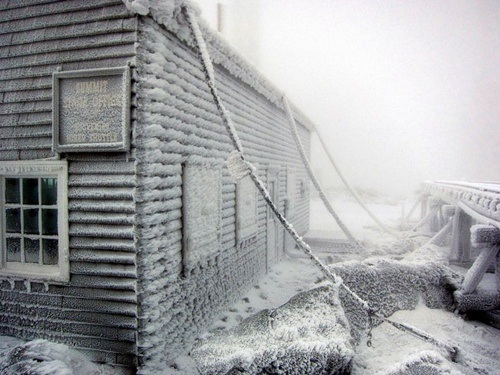 Tới thăm nơi có thời tiết "khủng khiếp" nhất thế giới - 1 Đài quan sát ở Mount Washington được nối với mặt đất bằng những sợi xích, tránh bị gió thổi bay