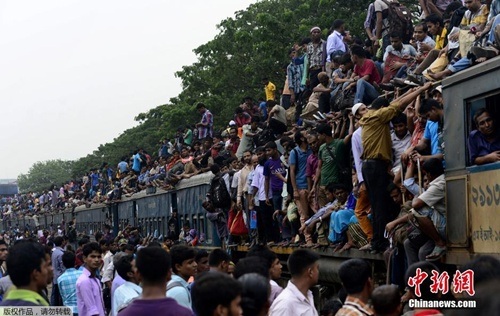 Sốc với cảnh hàng ngàn người đu bám lên tàu hỏa về quê đón lễ