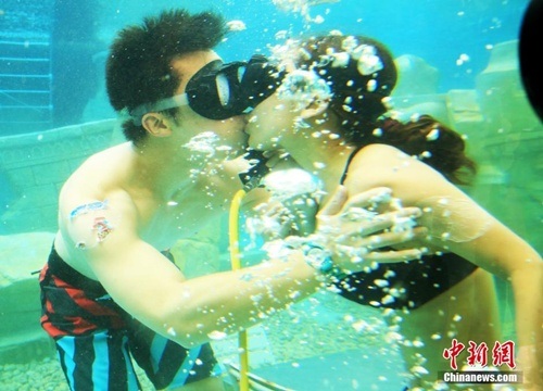 Khoảnh khắc "siêu ngọt" của các cặp đôi dự thi hôn dưới nước - 1 Khoảnh khắc hôn dưới nước của một cặp đôi.
