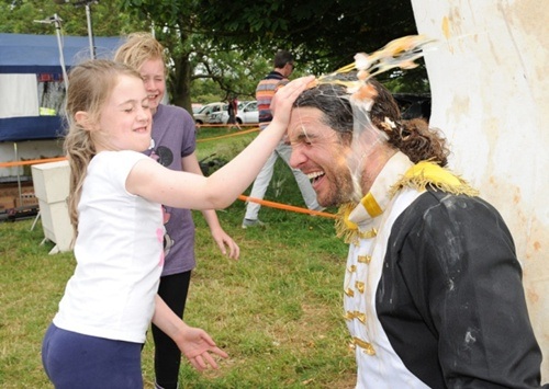 Lễ hội ném trứng gà - cách xả stress tuyệt vời - 1 Lễ hội ném trứng gà - cách xả stress tuyệt vời