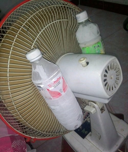 Những kiểu "chống đỡ" nắng nóng chỉ có ở Việt Nam - 11 Cái khó ló cái khôn, nhiều sinh viên đã tự chế ra các cách làm mát tạm thời khá hữu hiệu.
