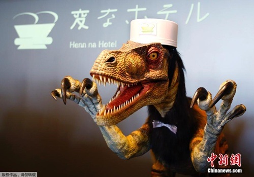  Một trong những nhân viên tiếp tân của khách sạn.