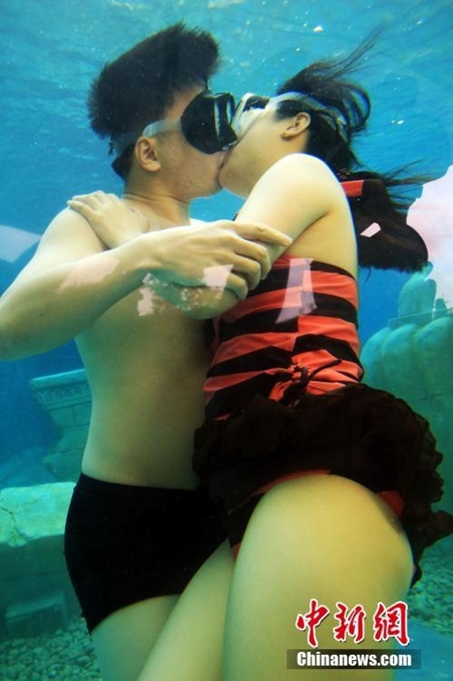 Khoảnh khắc "siêu ngọt" của các cặp đôi dự thi hôn dưới nước - 2 Các cặp đôi có thể sử dụng thêm kính bơi nếu lặn sâu xuống hồ.