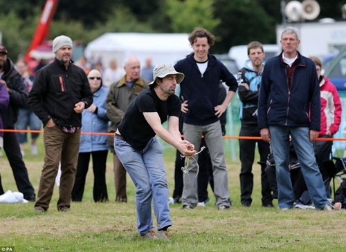 Lễ hội ném trứng gà - cách xả stress tuyệt vời - 2 Người chơi hai đội đứng ở khoảng cách xa để ném trứng.