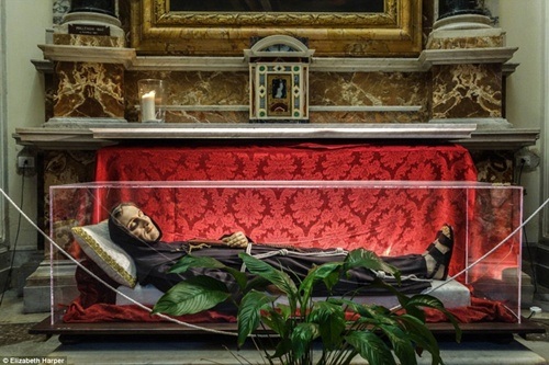 Bí mật đằng sau những thi hài không bị phân hủy - 3 Hình nộm của thánh Carlo da Sezze tại nhà thờ San Francesco d’Assisi, Rome.