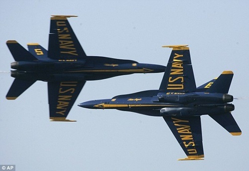 Du khách "đứng tim" khi máy bay lượn sát bờ biển - 3 Blue Angels là phi đội bay trình diễn lâu đời thứ 2 trên thế giới.