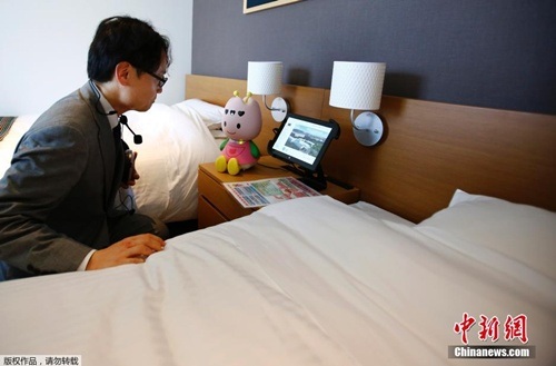  Một trong những nhân viên tiếp tân của khách sạn.