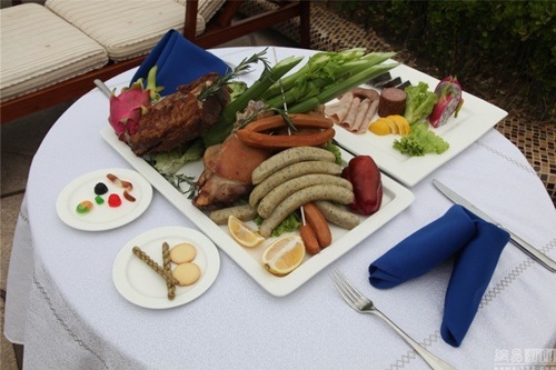 Bao trọn bể bơi khách sạn 5 sao tổ chức sinh nhật cho thú cưng - 3 Thực đơn riêng trong ngày sinh nhật của hải cẩu.