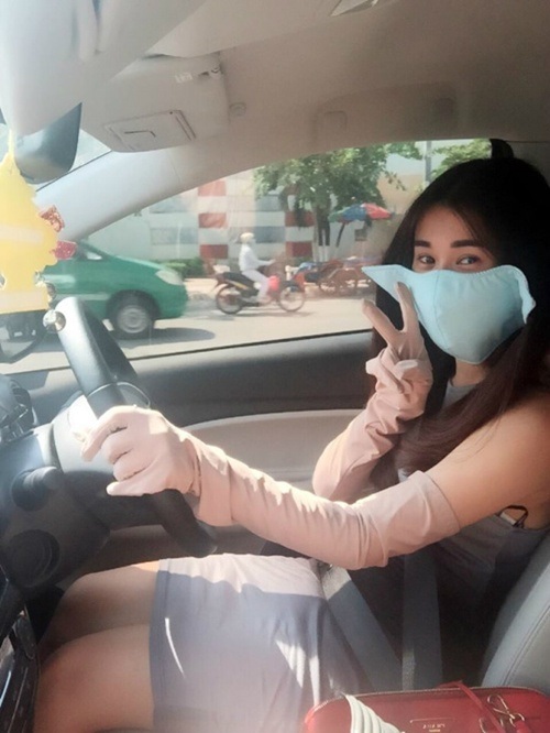Những kiểu "chống đỡ" nắng nóng chỉ có ở Việt Nam - 3 Hotgirl Ngọc Thảo xuống phố, không quên đeo khẩu trang và găng tay kín mít dù đang lái xe.