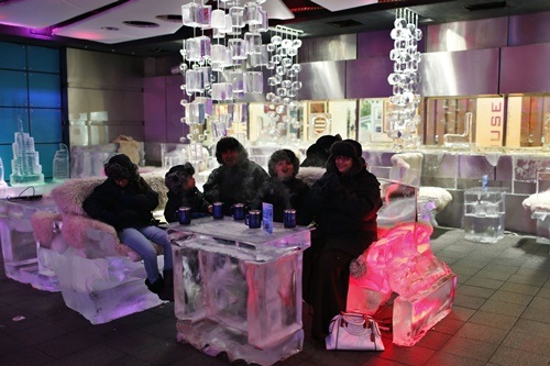 Mọi vật dụng trong quán đều làm từ băng.