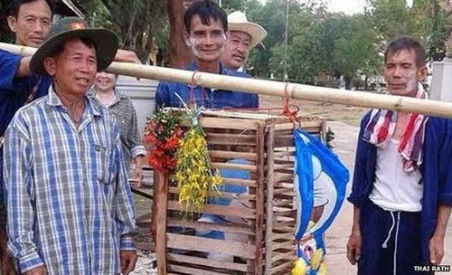 Thời tiết khô hạn, nông dân Thái Lan dùng... mèo cầu mưa - 4 Trước đó, ở một ngôi làng khác tại Thái Lan, người dân dùng hình nộm mèo Doraemon để cầu mưa.