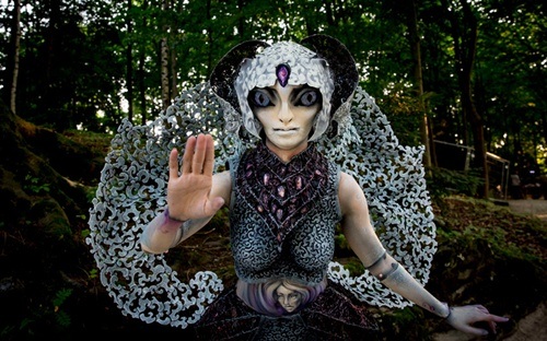 Bí ẩn cuốn hút với những bức họa trên cơ thể người - 4 Một tác phẩm lấy cảm hứng từ người ngoài hành tinh.