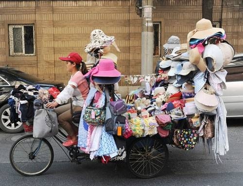 Những kiểu "chống đỡ" nắng nóng chỉ có ở Việt Nam - 4 Vô số phụ kiện thời trang ngày nắng phục vụ các chị em.