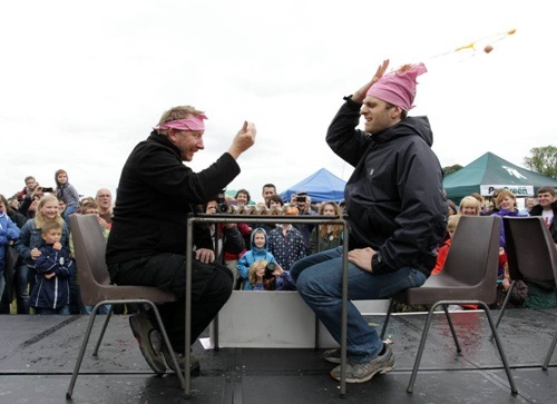 Lễ hội ném trứng gà - cách xả stress tuyệt vời - 4 Trong phần thi chơi trực diện, ai làm vỡ quả trứng sống sẽ thua cuộc.