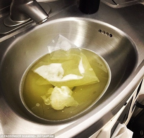 Ngán ngẩm du khách đi WC vào túi nilong, xả rác bừa bãi trên máy bay - 5 Trong các chuyến bay, việc đối diện với những hành khách say xỉn hay gây rối không còn hiếm gặp.