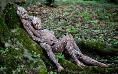 Bí ẩn cuốn hút với những bức họa trên cơ thể người - 5 Lớp vẽ ngụy trang táo bạo khiến hai người mẫu như hòa vào môi trường thiên nhiên xung quanh.