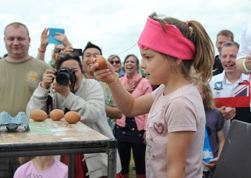 Lễ hội ném trứng gà - cách xả stress tuyệt vời - 5 Trong phần thi chơi trực diện, ai làm vỡ quả trứng sống sẽ thua cuộc.