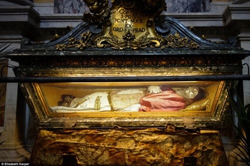 Bí mật đằng sau những thi hài không bị phân hủy - 6 Thi thể Giáo hoàng Pius V được bọc bạc để chống mọc rữa. Giáo hoàng qua đời năm 1572.
