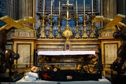 Bí mật đằng sau những thi hài không bị phân hủy - 7 Tượng sáp của thánh Camillus de Lellis tại La Maddalena, Rome.