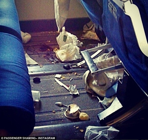 Ngán ngẩm du khách đi WC vào túi nilong, xả rác bừa bãi trên máy bay - 8 Trong các chuyến bay, việc đối diện với những hành khách say xỉn hay gây rối không còn hiếm gặp.