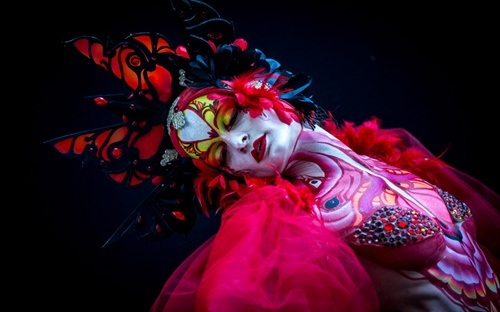 Bí ẩn cuốn hút với những bức họa trên cơ thể người - 8 Ngoài màu sơn thuần túy, những món phụ kiện đặc biệt khiến các tác phẩm trở nên sinh động hơn.