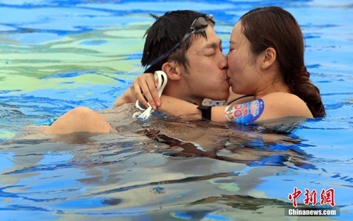 Khoảnh khắc "siêu ngọt" của các cặp đôi dự thi hôn dưới nước - 8 Nụ hôn dưới nước của cặp đôi quán quân kéo dài tới 1 phút 20 giây.