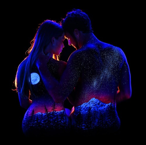 Trăng treo trên đỉnh núi.