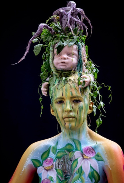 Bí ẩn cuốn hút với những bức họa trên cơ thể người - 9 Ngoài màu sơn thuần túy, những món phụ kiện đặc biệt khiến các tác phẩm trở nên sinh động hơn.