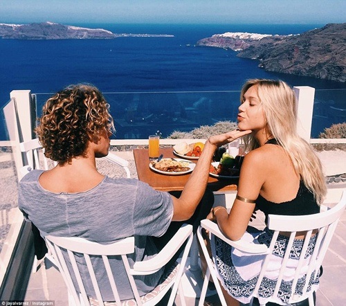 Những hình ảnh tình cảm, lãng mạn của cặp đôi khiến nhiều người phải ghen tỵ.