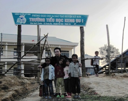 PV Dân trí có mặt tại xã biên giới Keng Đu (huyện Kỳ Sơn) - cách TP Vinh gần 350km.