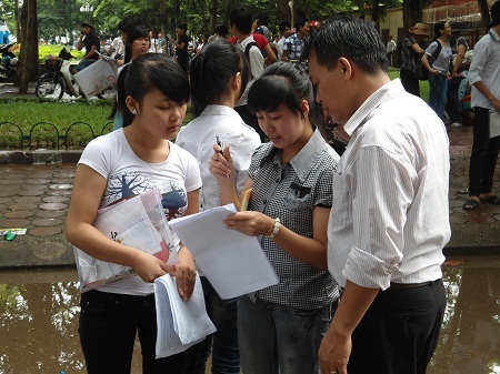 Đề Hóa dễ, đề Tiếng Anh khá dài - 17 Phụ huynh hỏi han về tình hình làm bài của con. (Ảnh: Nguyễn Hùng - Mai Hạnh)