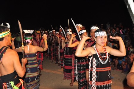 Sôi nổi lễ hội cồng chiêng Nam Giang - 6 Những nghệ nhân cao tuổi bắt đầu biểu diễn chiêng trống