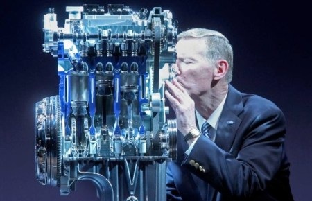 Tìm hiểu động cơ Ecoboost tại Việt Nam - 2 CEO Alan Mulally của Ford âu yếm động cơ EcoBoost